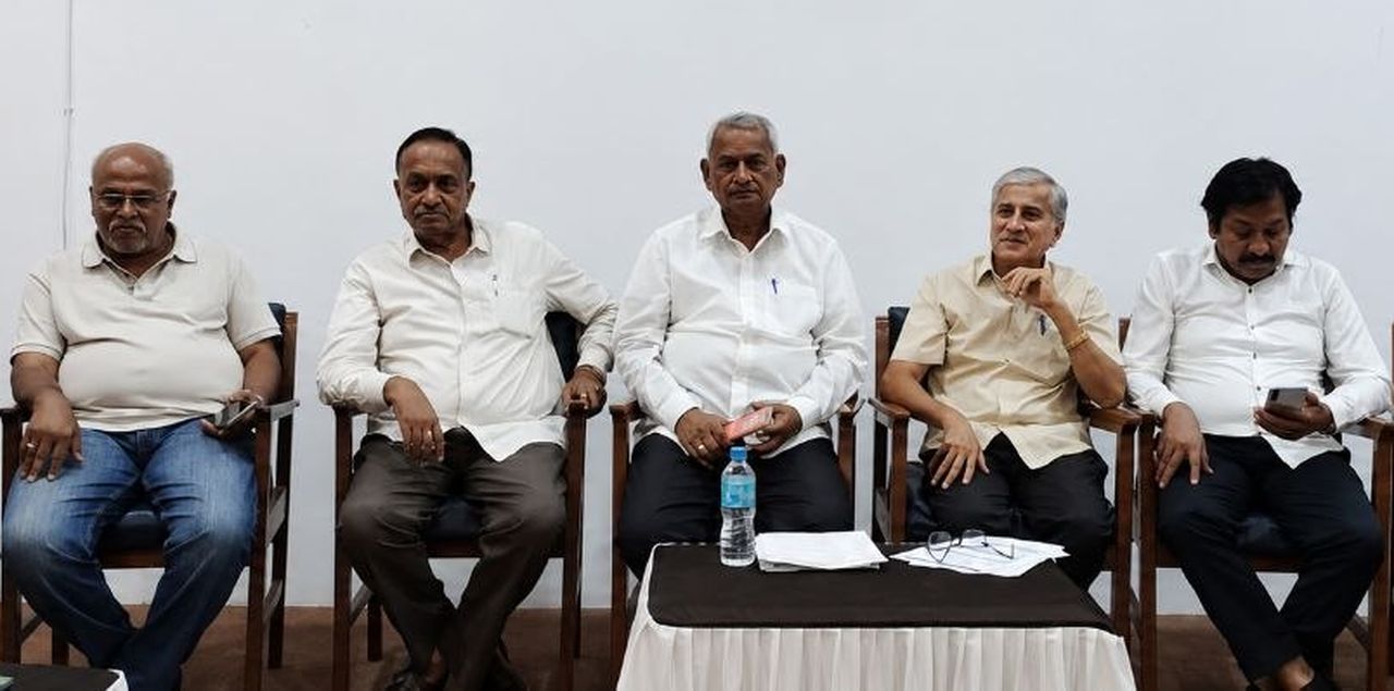 न्यूनतम वेतन अधिसूचना की पुनर्समीक्षा की मांग
