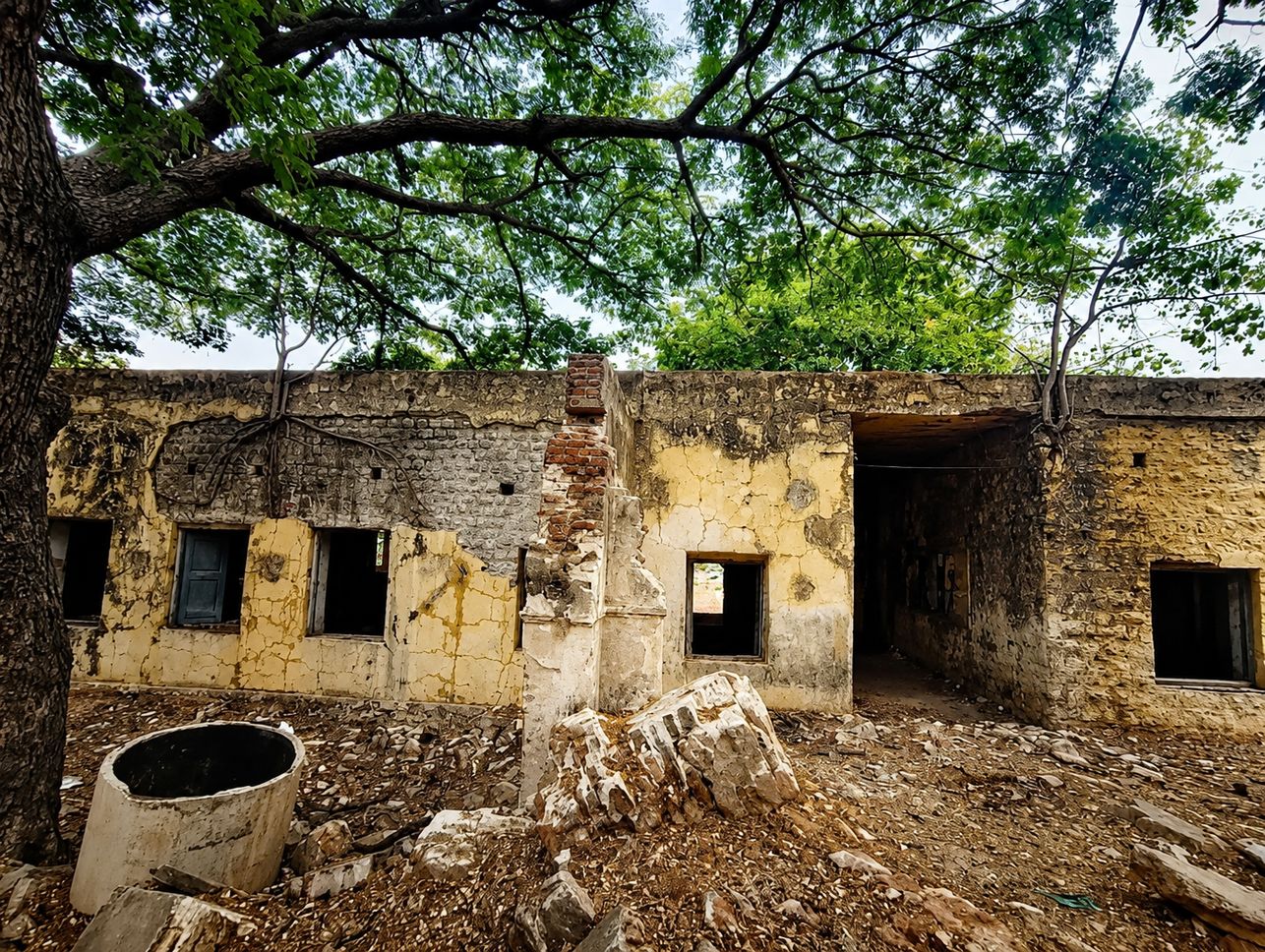 शिक्षकों की कमी और जर्जर भवनों के बीच नए सत्र का आगाज