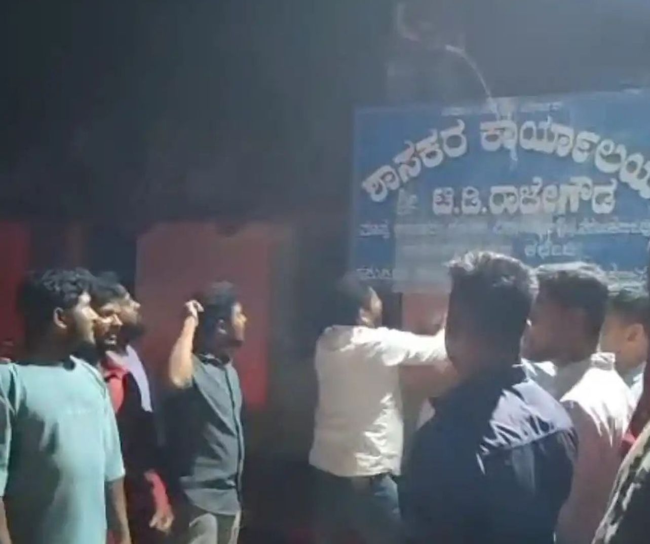 शृंगेरी विधायक टी.डी. राजेगौड़ा के नामपट्ट पर किया दुग्धाभिषेक