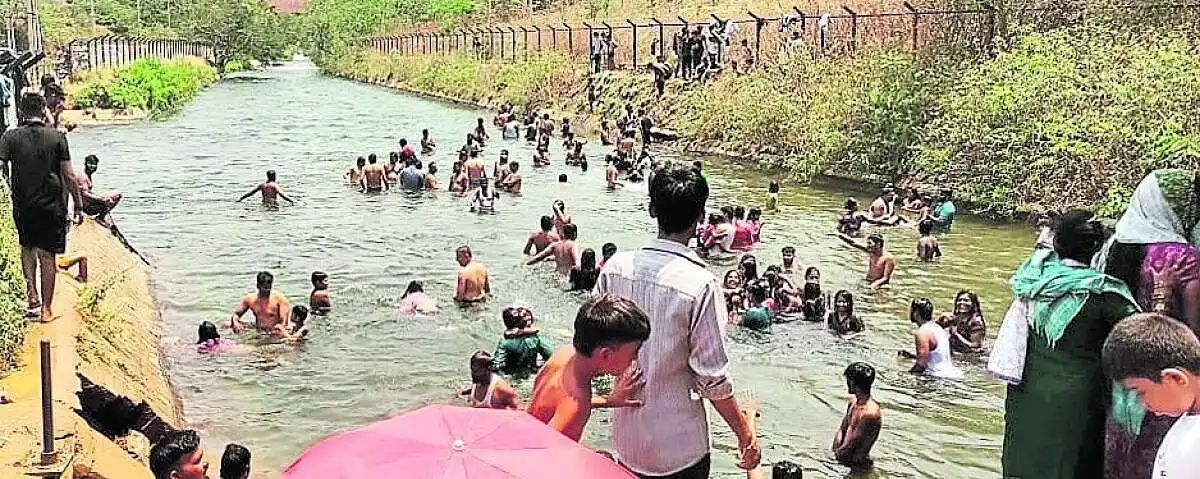 चित्रदुर्ग में भीषण गर्मी से राहत, वाणी विलास बांध के पानी में उमड़ी भीड़