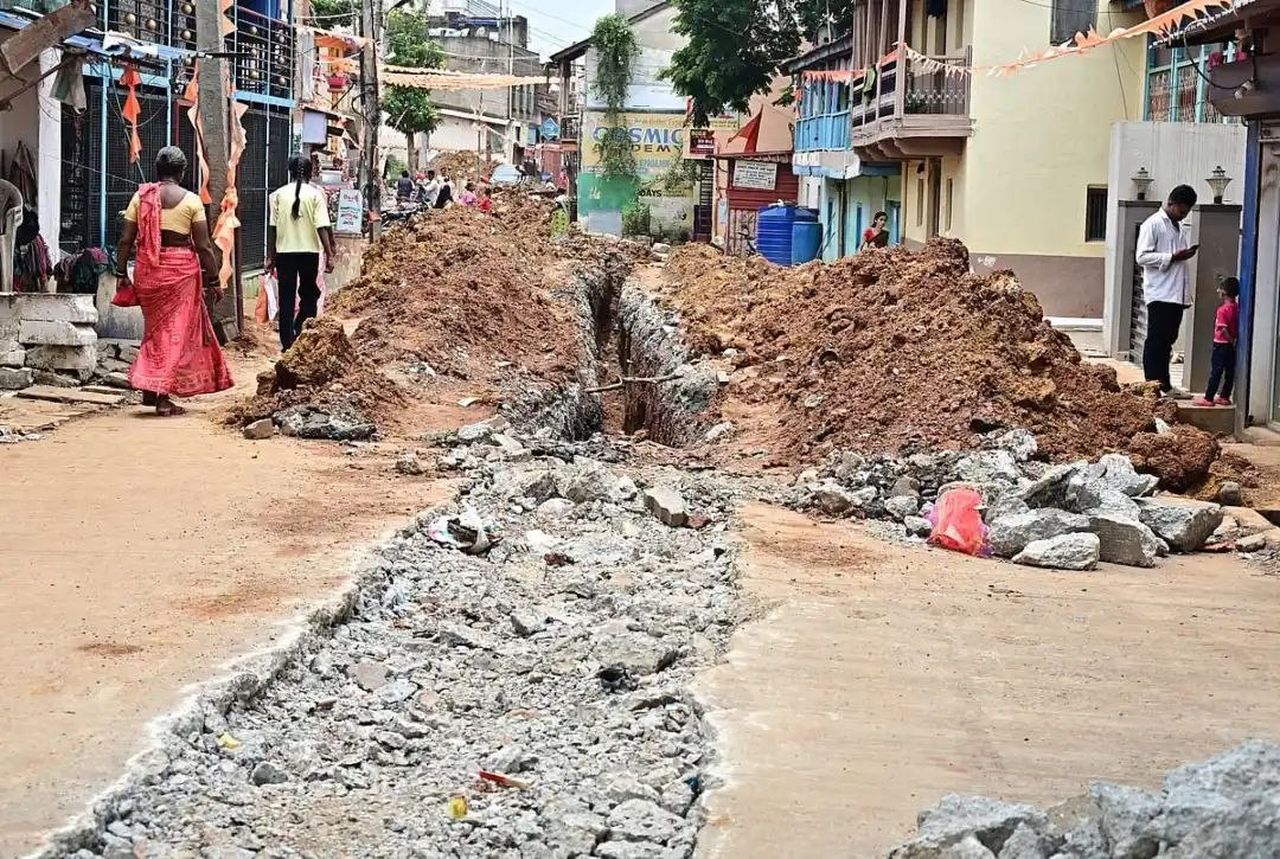 2 करोड़ रुपए की नई सड़क खोदने पर भड़के लोग
