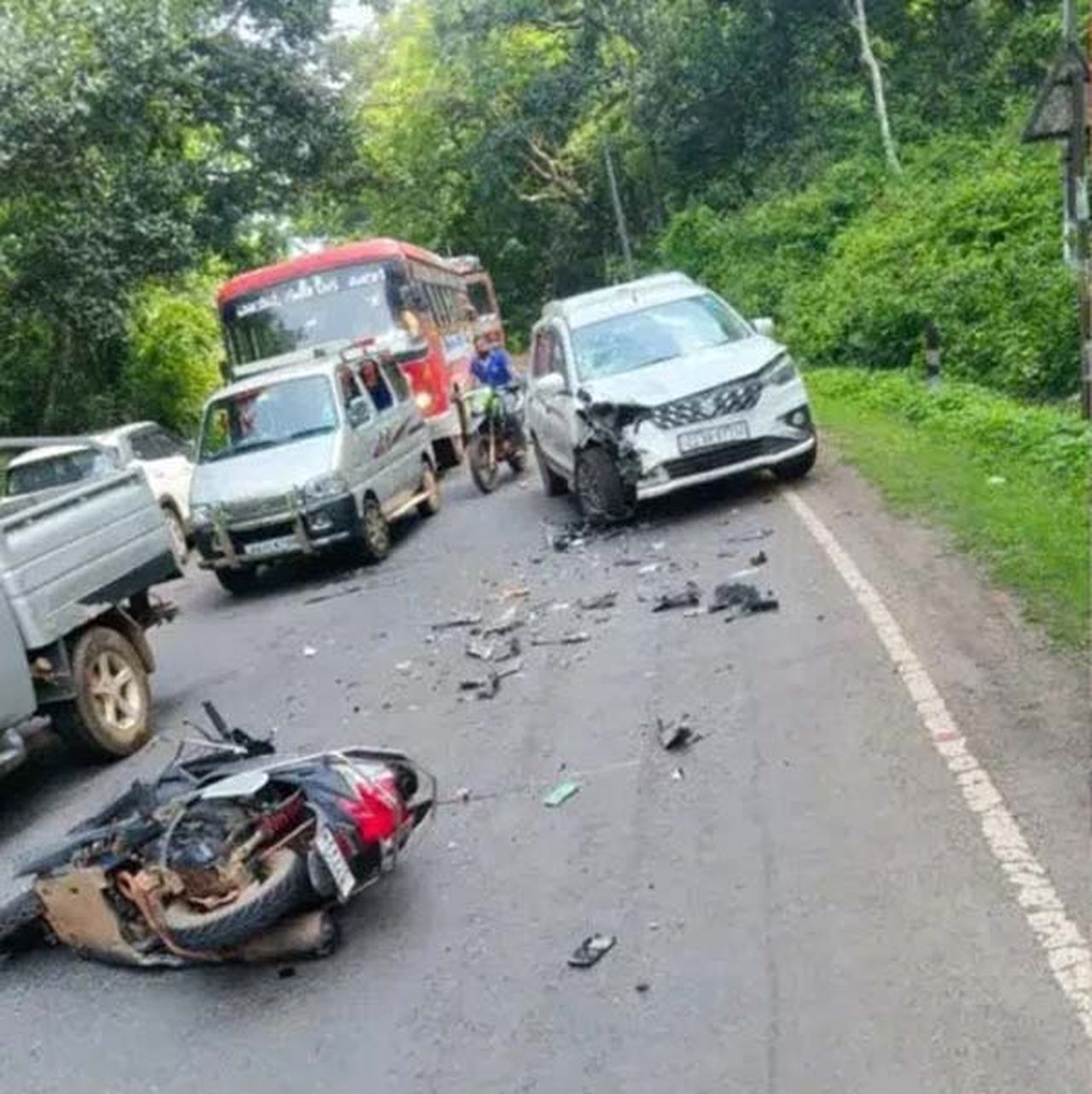 कार और बाइक की टक्कर में दो युवक गंभीर घायल
