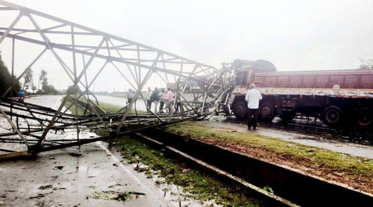 तेज बारिश और आंधी में मोबाइल टावर गिरा, लारी चालक घायल