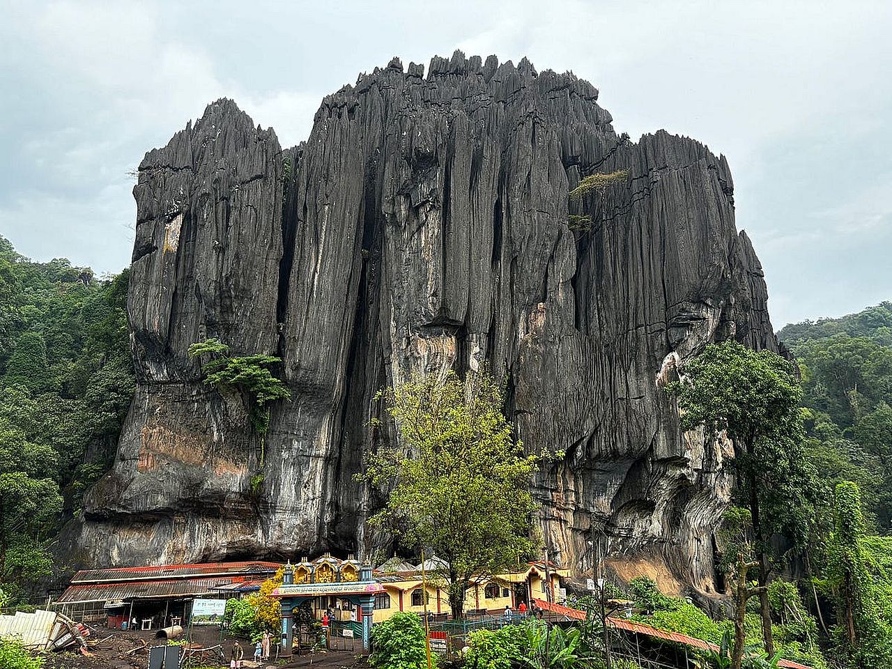 भूस्खलन के खतरे से याणा पर्यटन स्थल अस्थायी रूप से बंद