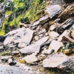 चारमाडी घाट में पहाड़ी से गिरे पत्थर