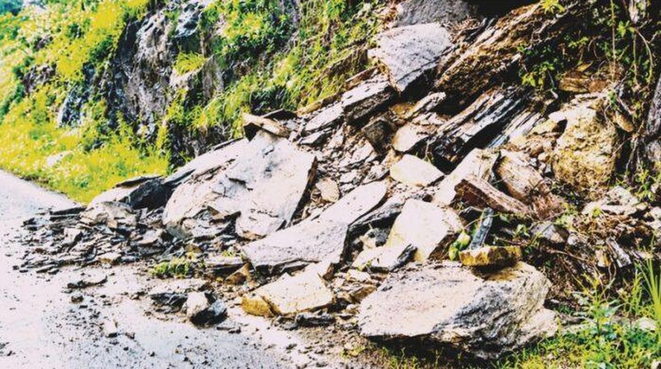 चारमाडी घाट में पहाड़ी से गिरे पत्थर