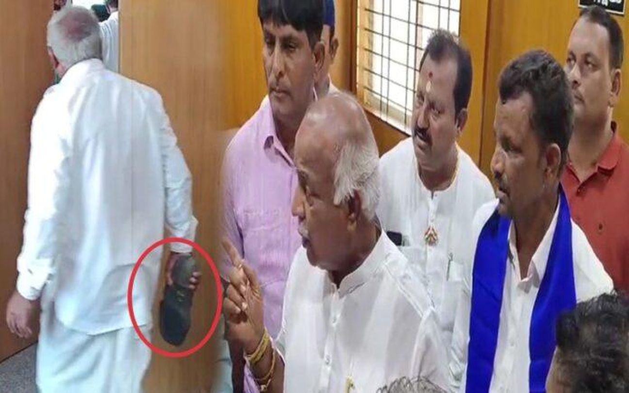 मुआवजा और भूखंड आवंटन में देरी पर अधिकारी को चप्पल से पीटा