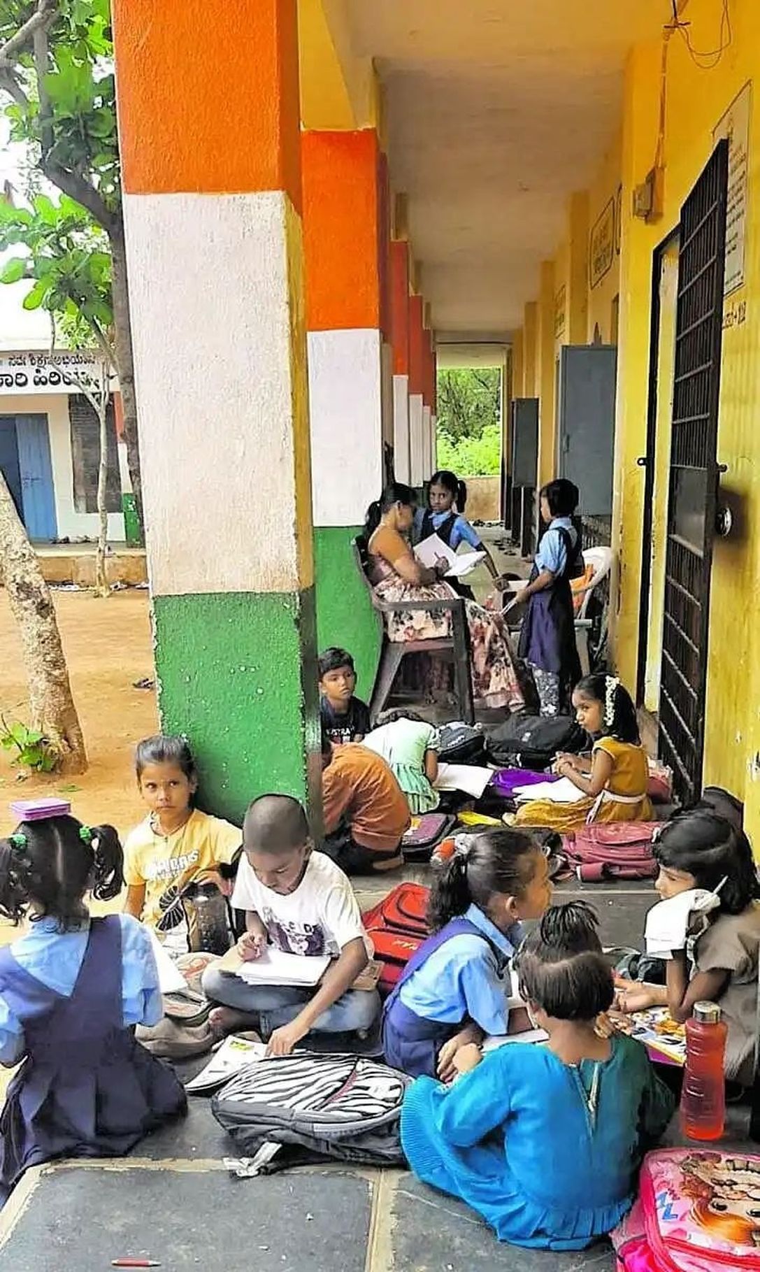 280 छात्रों पर सिर्फ सात कमरे, पांच की छत टपकती