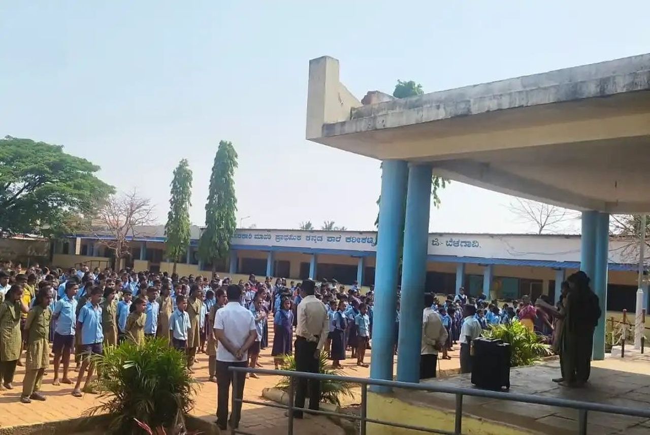 श्रद्धांजलि से संवर रहे सरकारी स्कूल