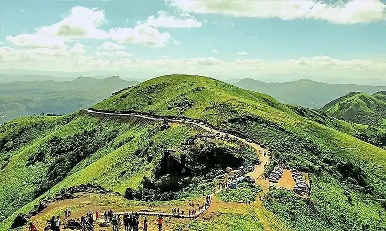 मुल्लयनगिरी में छुट्टियों के दौरान उमड़ी भीड़