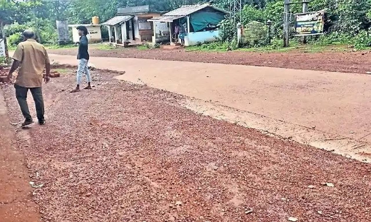 बस के लिए छात्रों का रोज संघर्ष