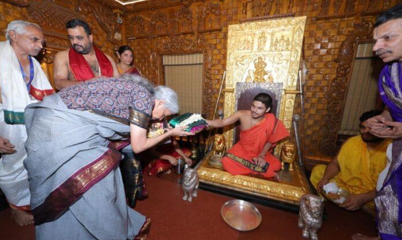 उडुपी में श्रीकृष्ण मठ पहुंचीं निर्मला सीतारमण