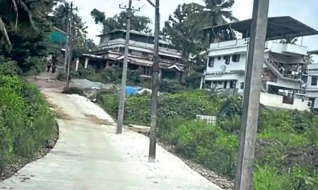 सड़क के बीच खंभे, निर्माण पर सवाल