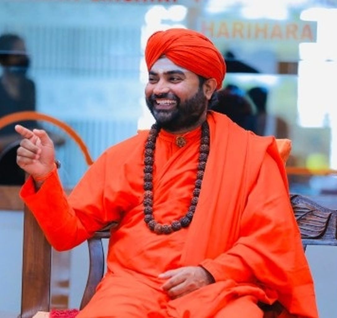 नियमित जमानत के लिए अदालत पहुंचे बर्खास्त मठाधीश