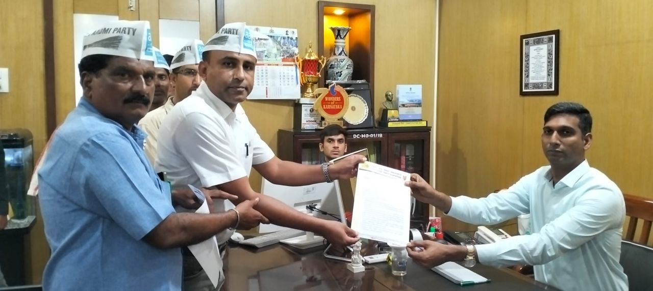 निजी स्कूलों की फीस वृद्धि पर रोक लगाने की मांग
