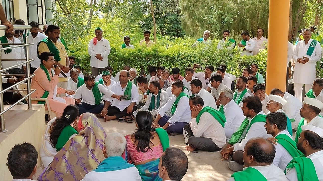 बिजली निजीकरण के विरोध में हसिरु सेना का प्रदर्शन