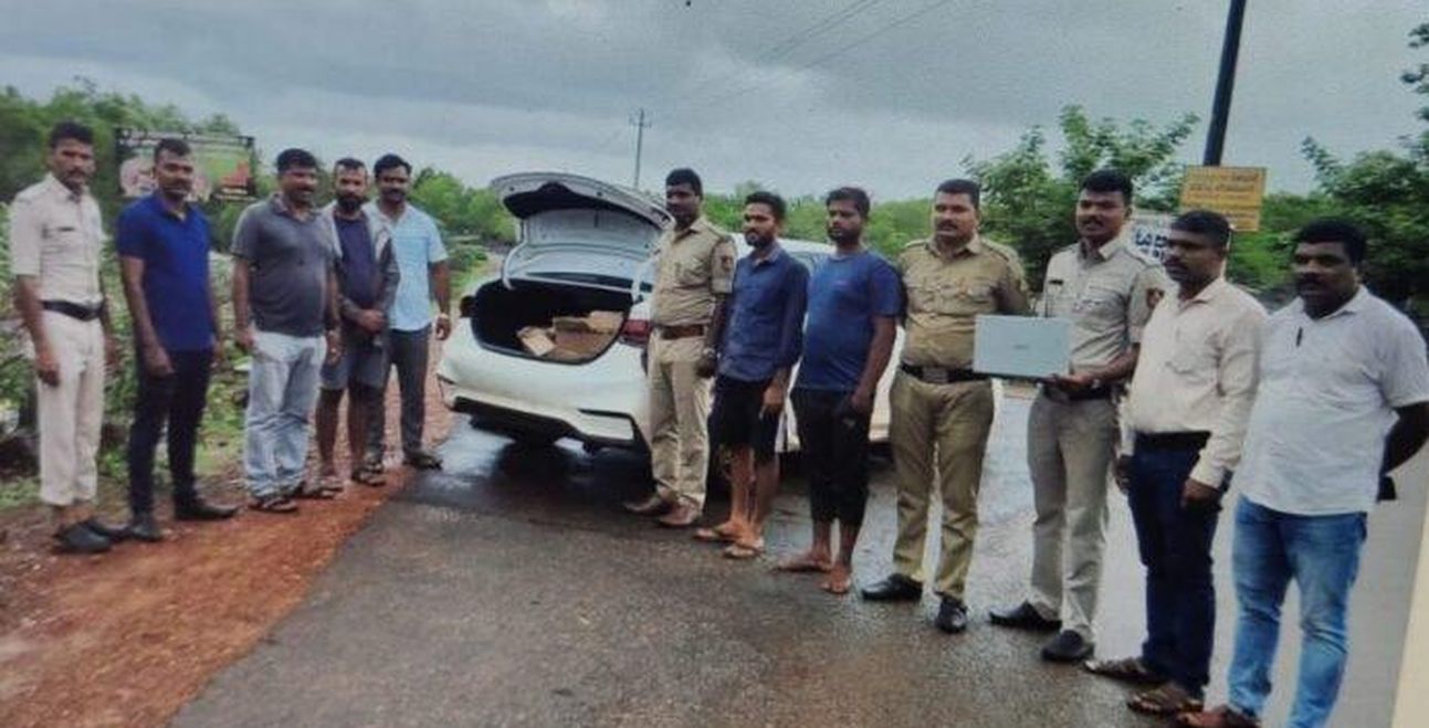 अवैध शराब तस्करी में फंसा पुलिसकर्मी बर्खास्त