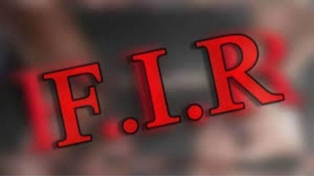 दो पुलिसकर्मियों पर एफआईआर