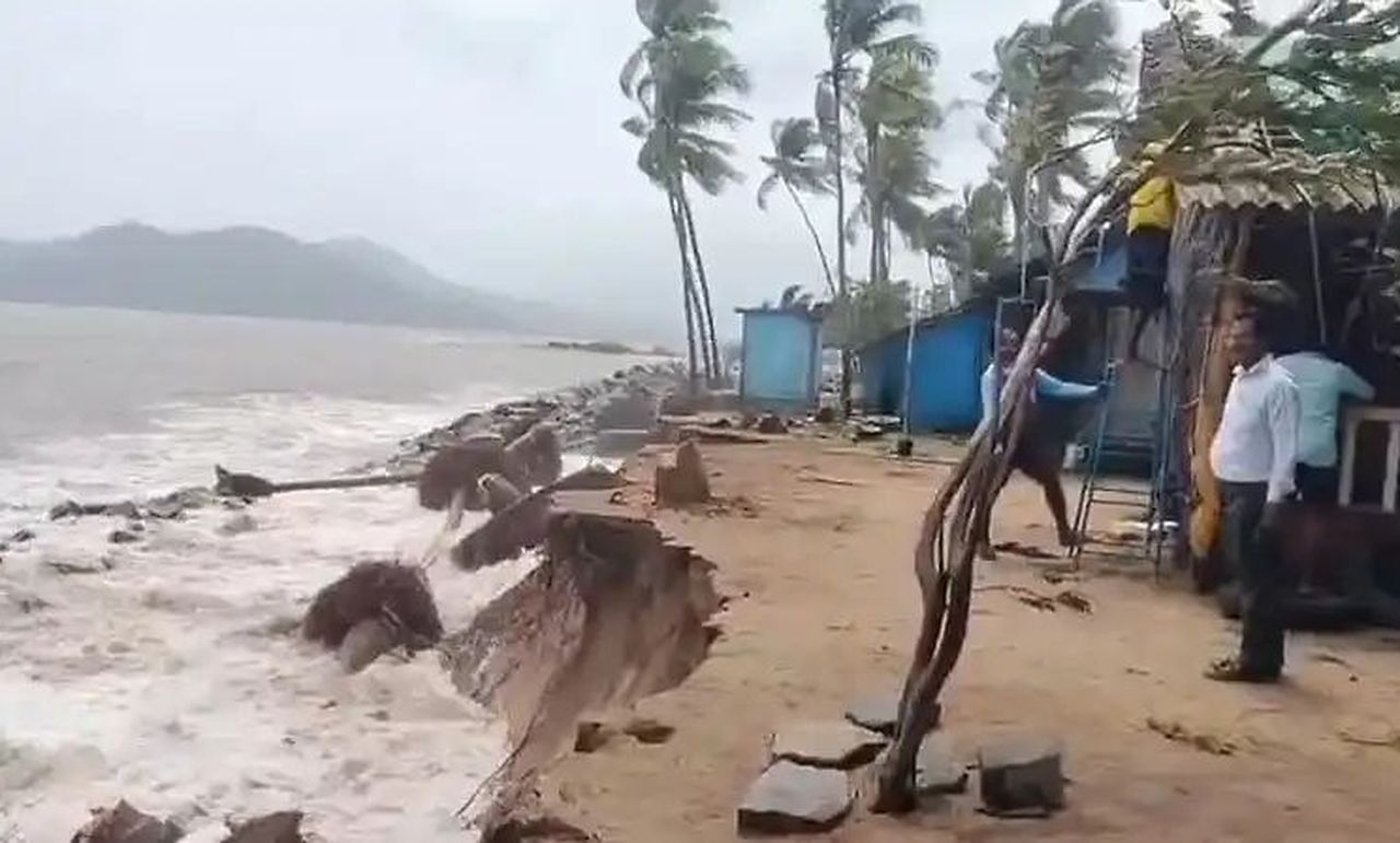 समुद्र का रौद्र रूप, घरों तक पहुंचीं लहरें