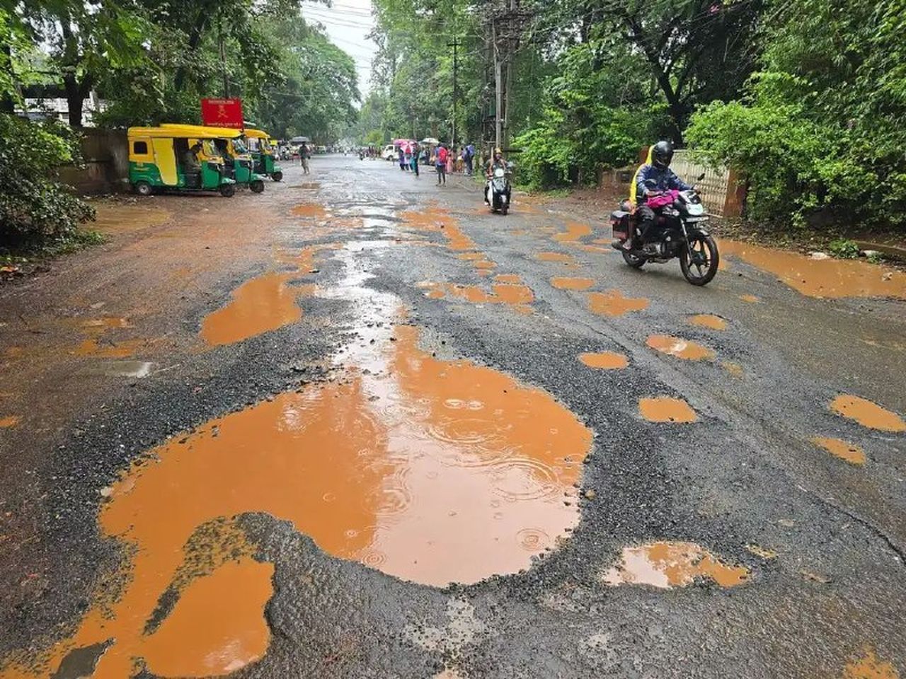 सामान्य बारिश में ही बेलगावी की सडक़ें बनीं बदहाल