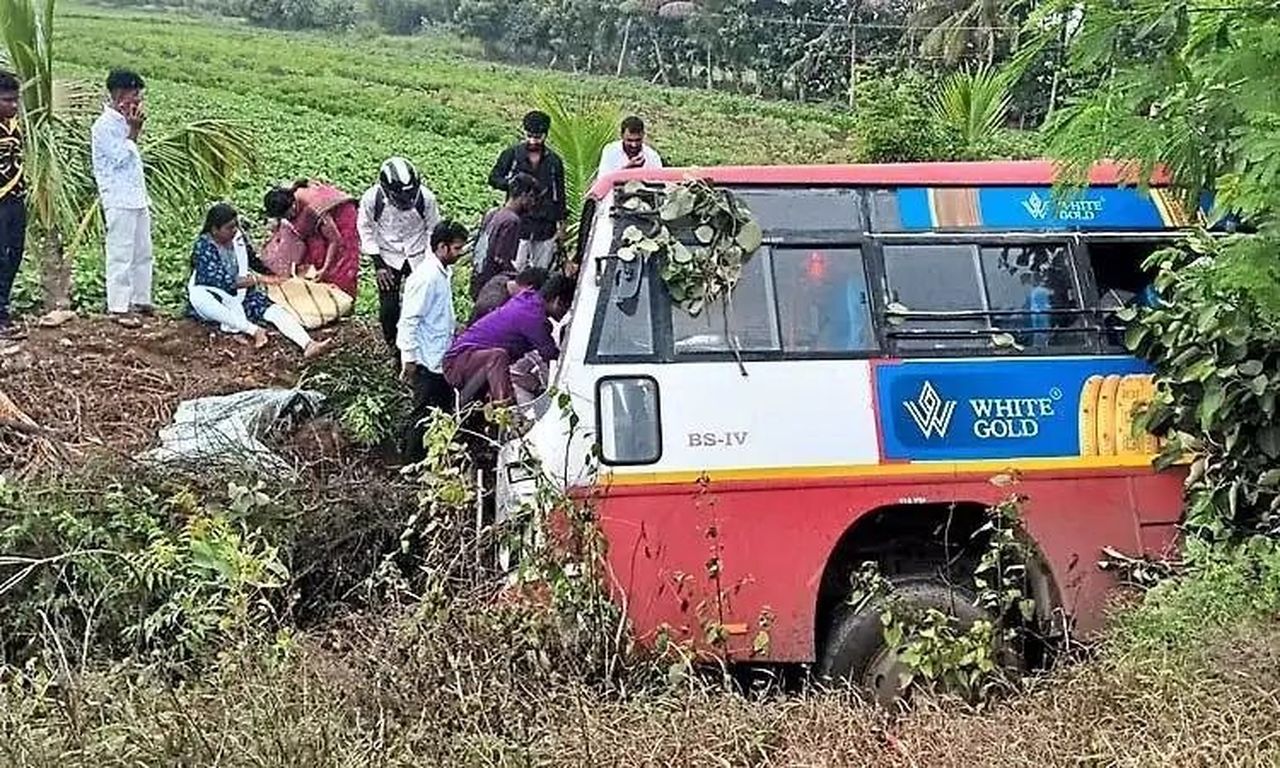 एक्सल टूटने से बस खाई में पलटी, महिला की मौत