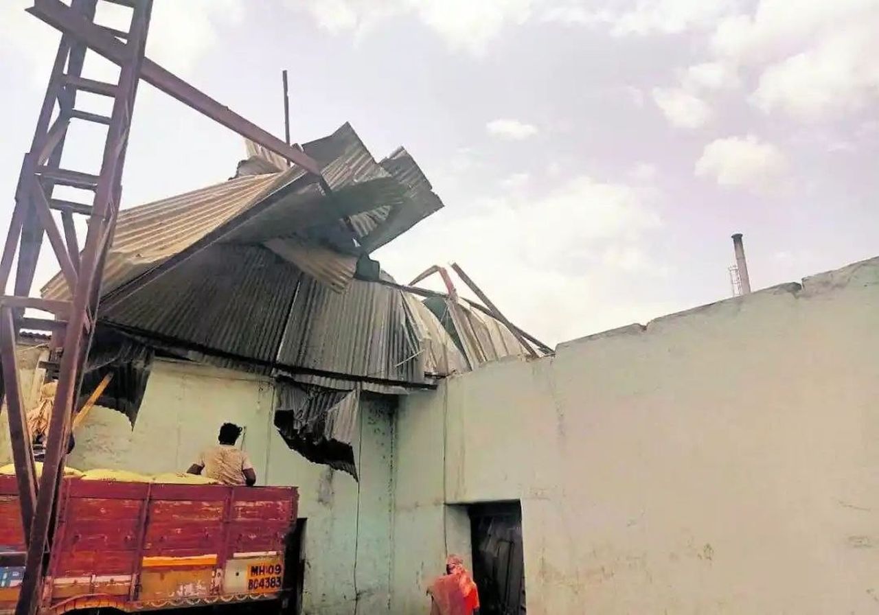 आंधी में उड़ी छत, 19.98 लाख रुपए का नुकसान