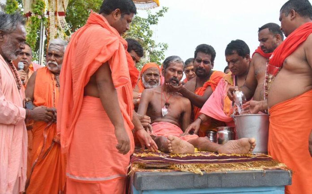 33 दिन की योग समाधि के बाद श्रद्धालुओं को दिए दर्शन