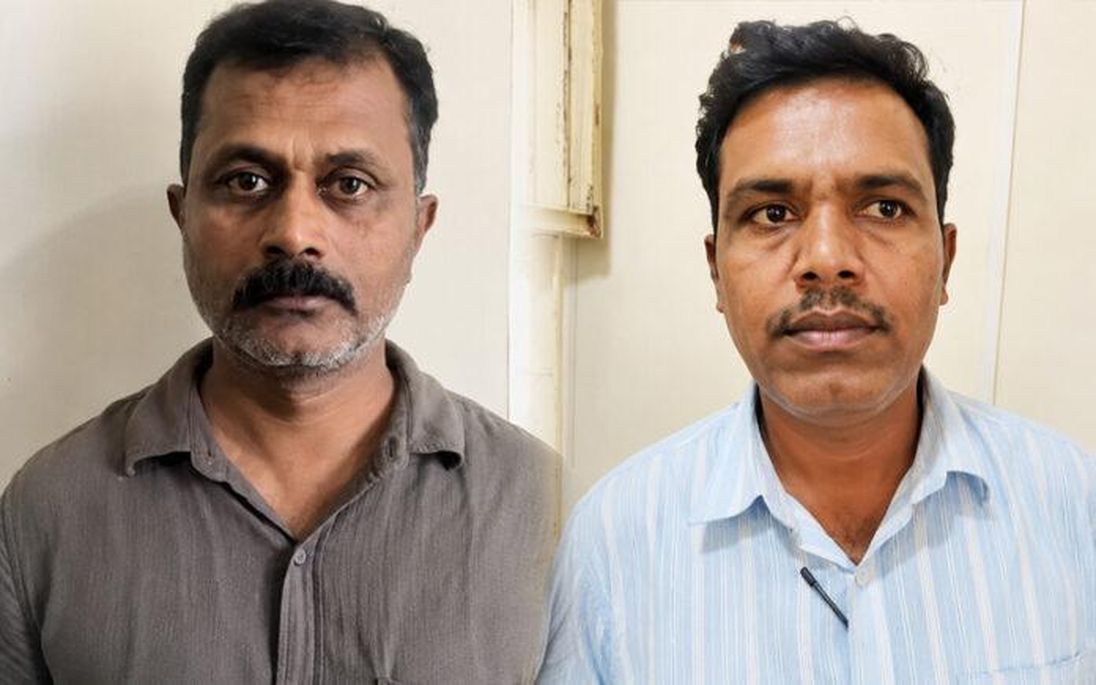 रिश्वत लेते रंगे हाथ धरे गए दो अधिकारी