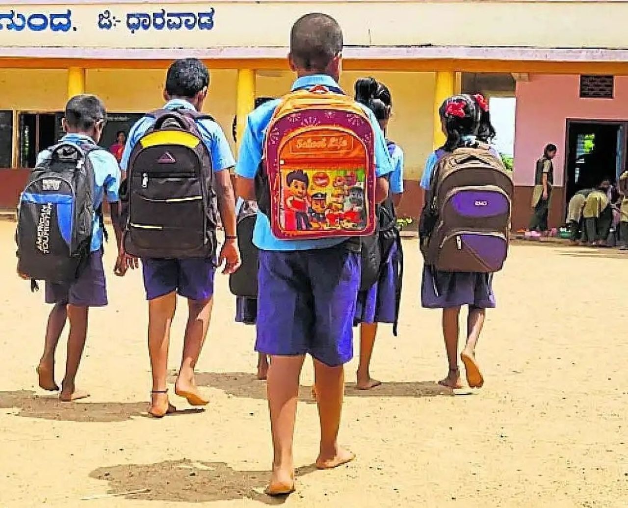 सरकारी स्कूलों में जूते-सॉक्स का इंतजार