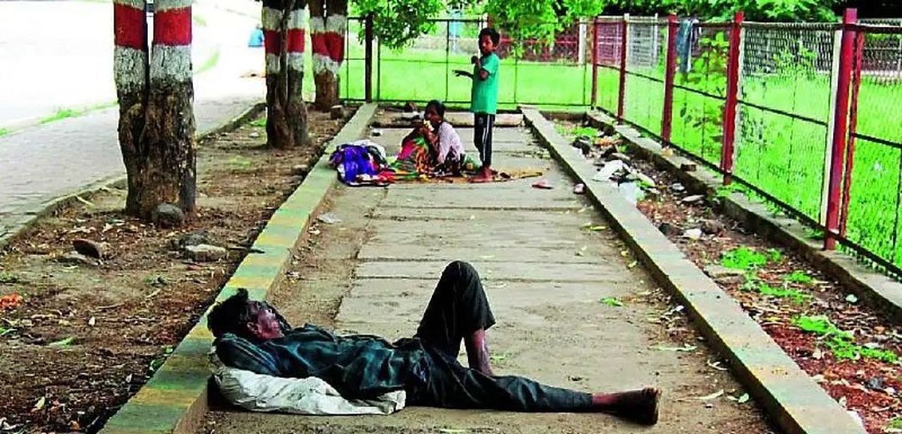 बेघर सड़कों पर, आश्रय गृहों पर ताले