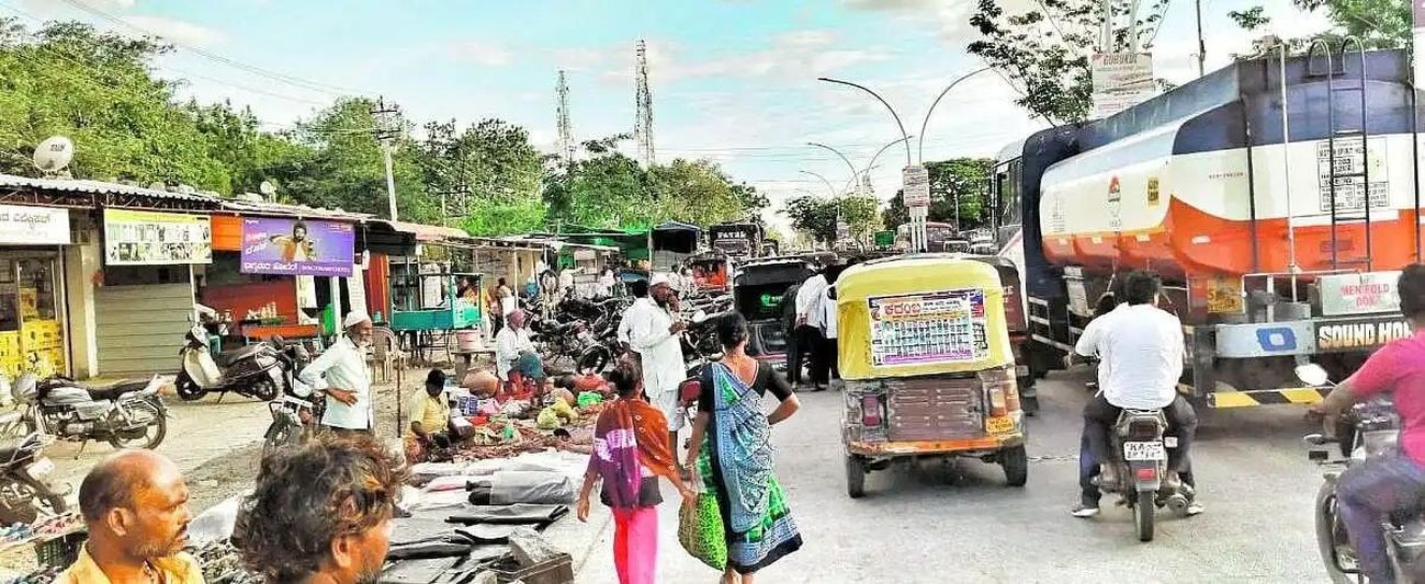 राजमार्ग पर बाजार, हर मंगलवार जाम