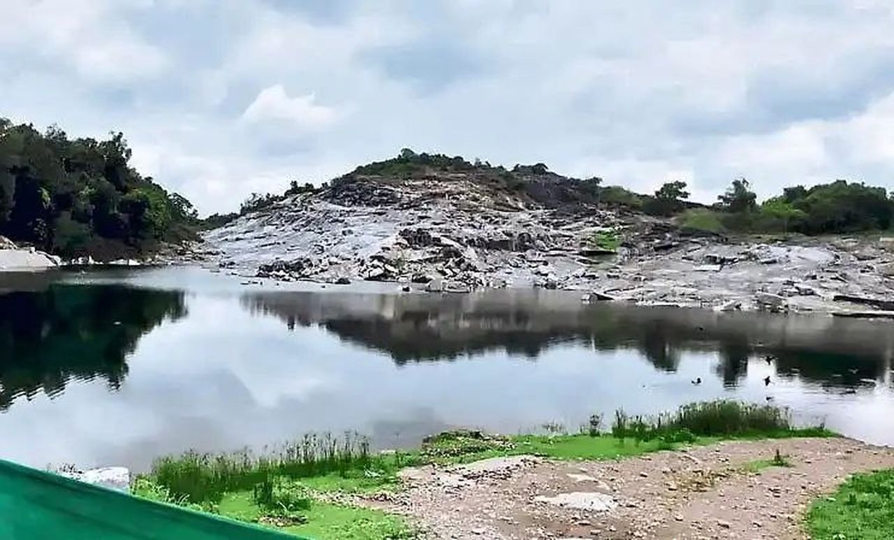 बारिश में जानलेवा बने पुराने पत्थर खदान गड्ढे