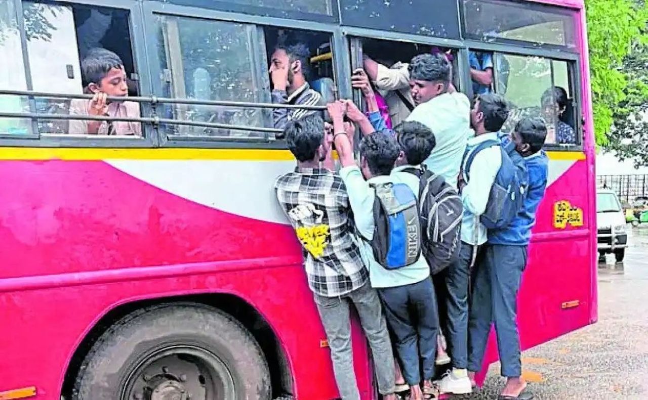 छात्रों की जान पर बन आई बसों की कमी