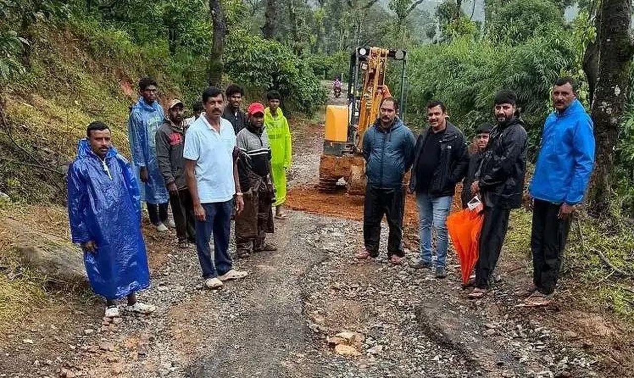 जब सरकार चूकी, गांव ने सड़क बना दी