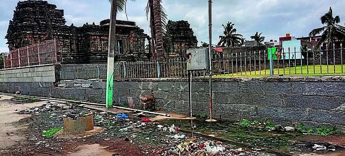 लक्कुंडी के ऐतिहासिक स्मारकों पर गंदगी का ग्रहण