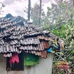 तेज आंधी-बारिश से दलित परिवार का घर ध्वस्त