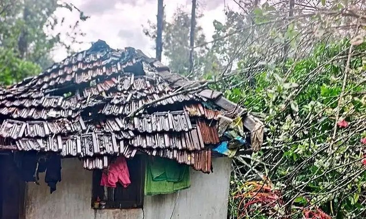 तेज आंधी-बारिश से दलित परिवार का घर ध्वस्त