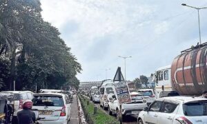 144 पहियों वाला ट्रेलर हाईवे पर फंसा, दो घंटे जाम से थमी रफ्तार