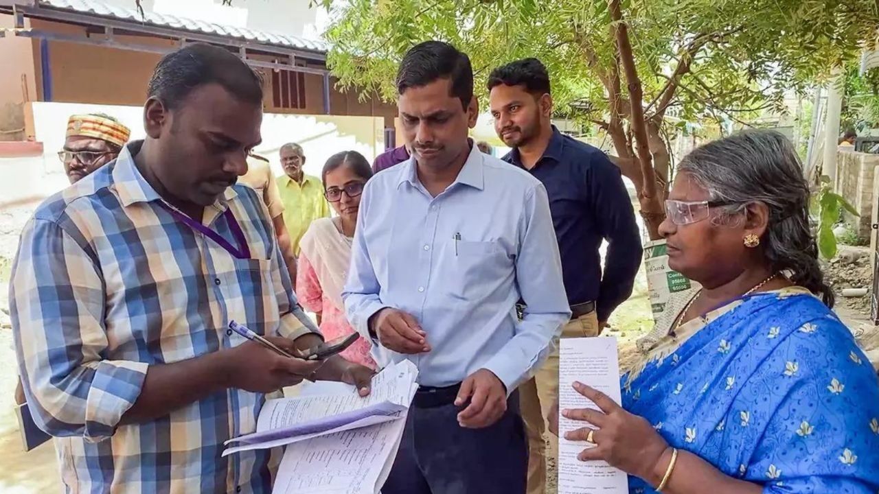 मतदाता सूची या बच्चों की पढ़ाई?