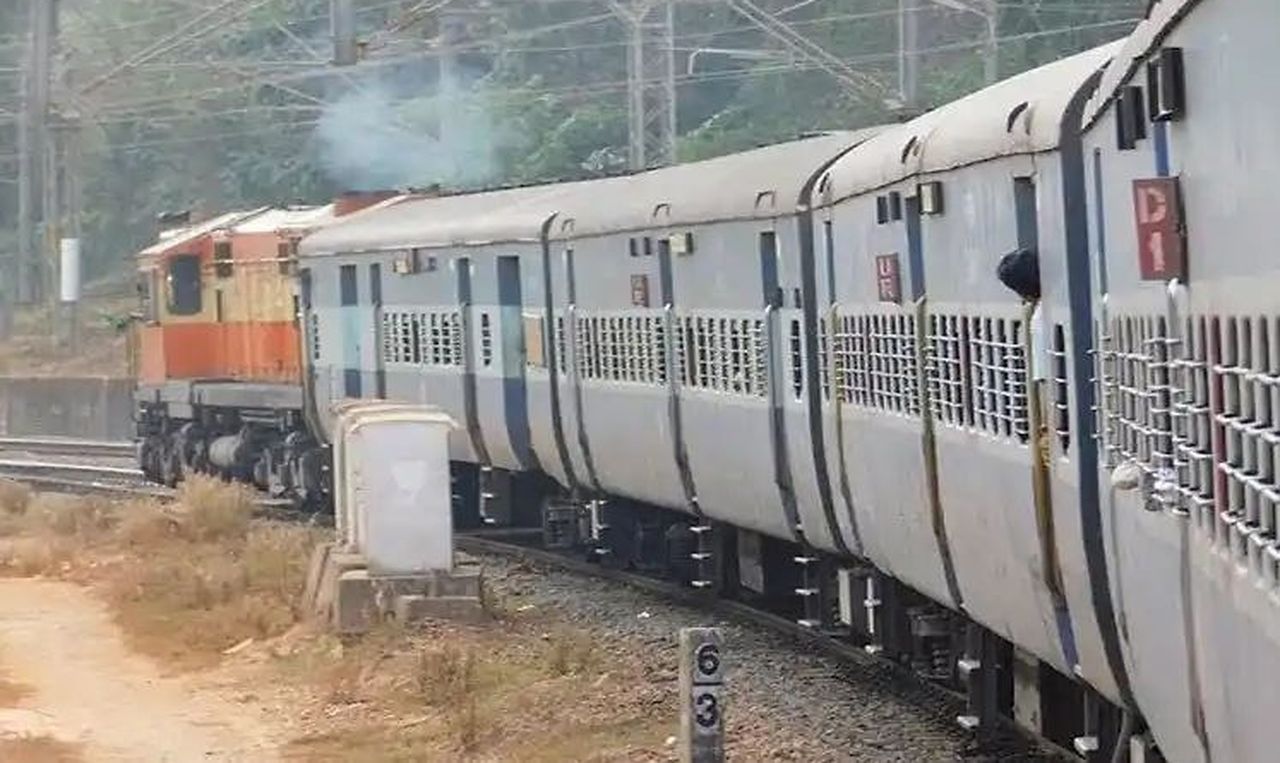 ट्रैक मेंटेनेंस के कारण कई ट्रेनों के रूट, ठहराव और समय में बदलाव