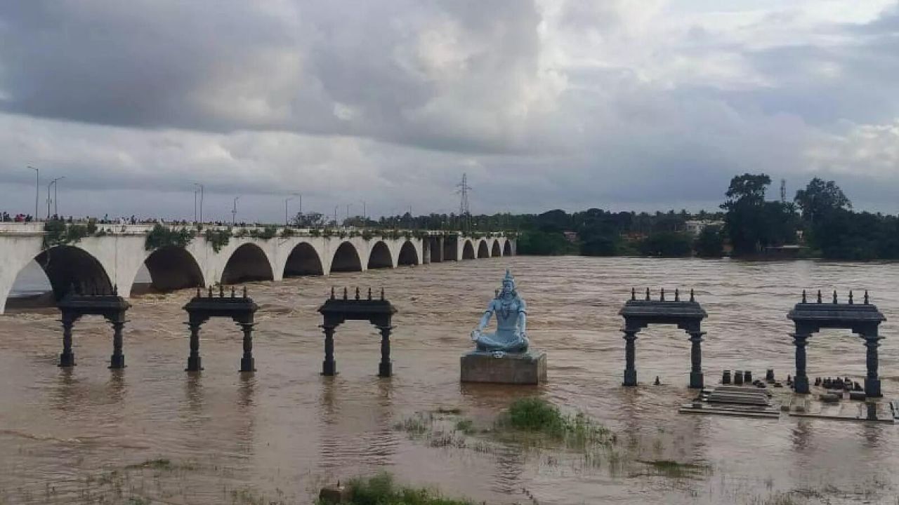 उफान पर तुंगभद्रा, तुंगा आरती घाट जलमग्न