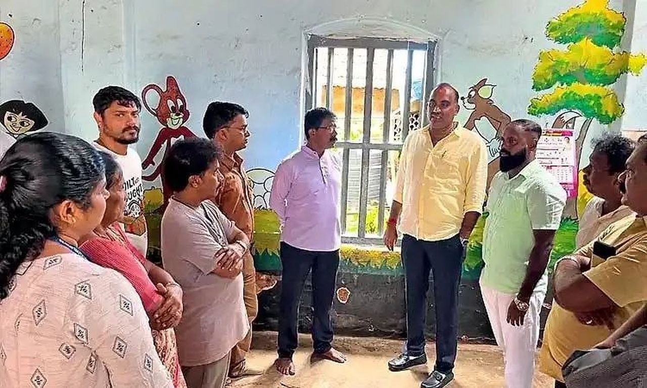 आंगनवाड़ी पर गिरा पेड़, बच्चों को किया स्थानांतरित