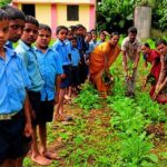 स्कूल की बगिया में खेती सीख रहे बच्चे