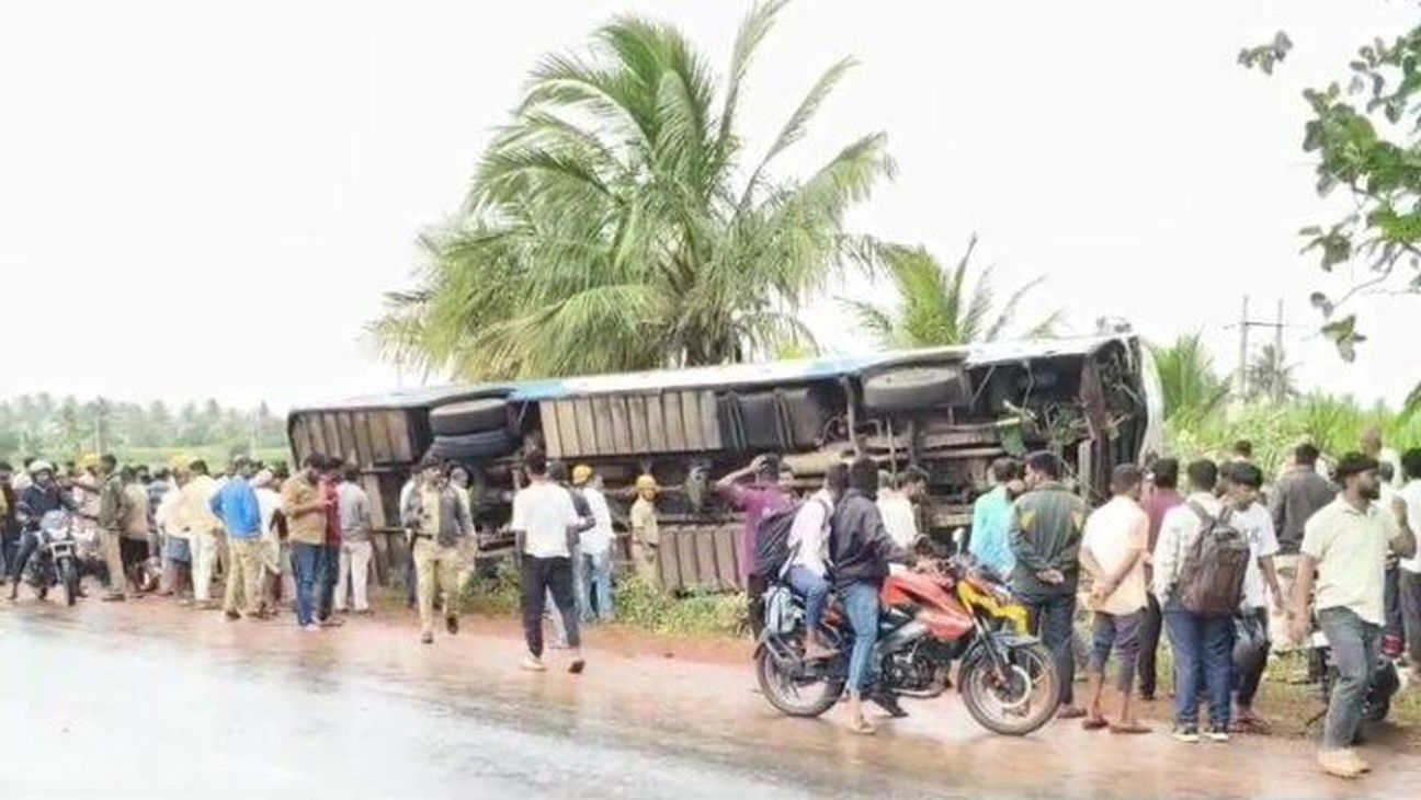 बाइक को टक्कर मार बस पलटी, सवार की मौत