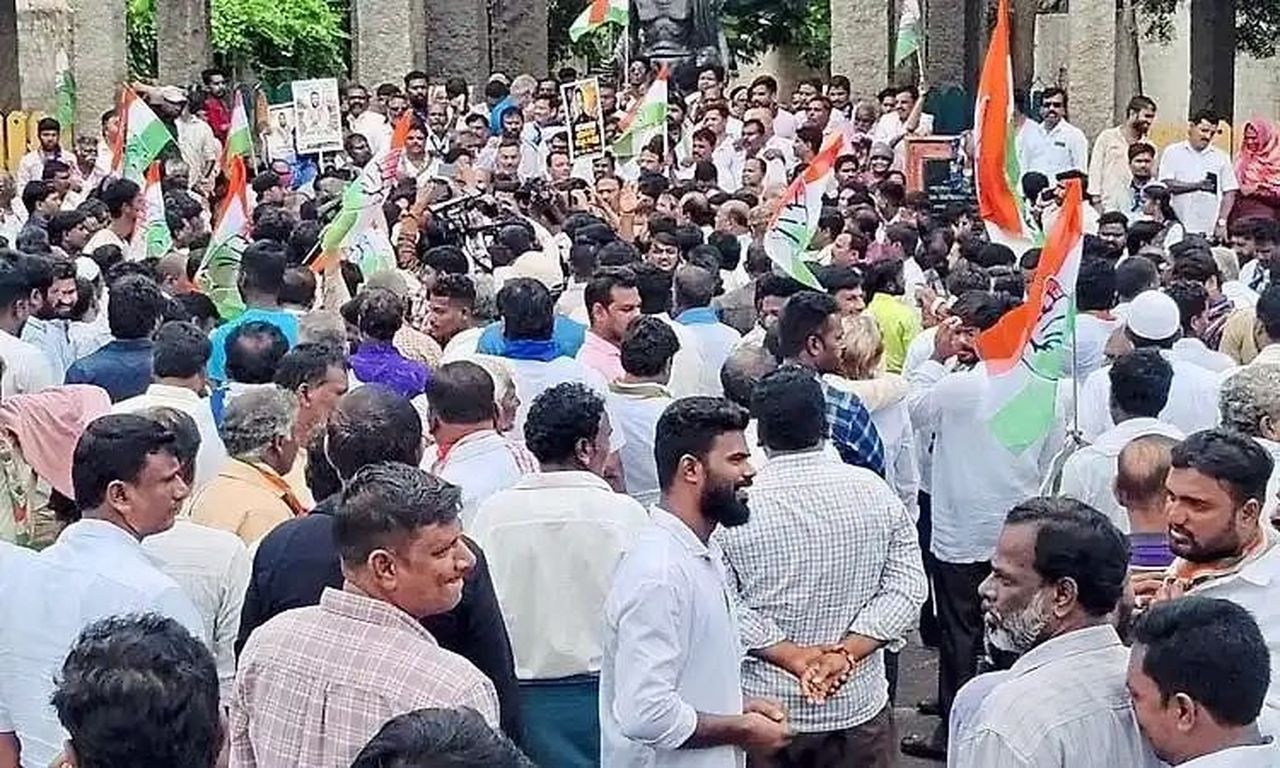 मंत्री नागेंद्र के समर्थन में कांग्रेस का प्रदर्शन