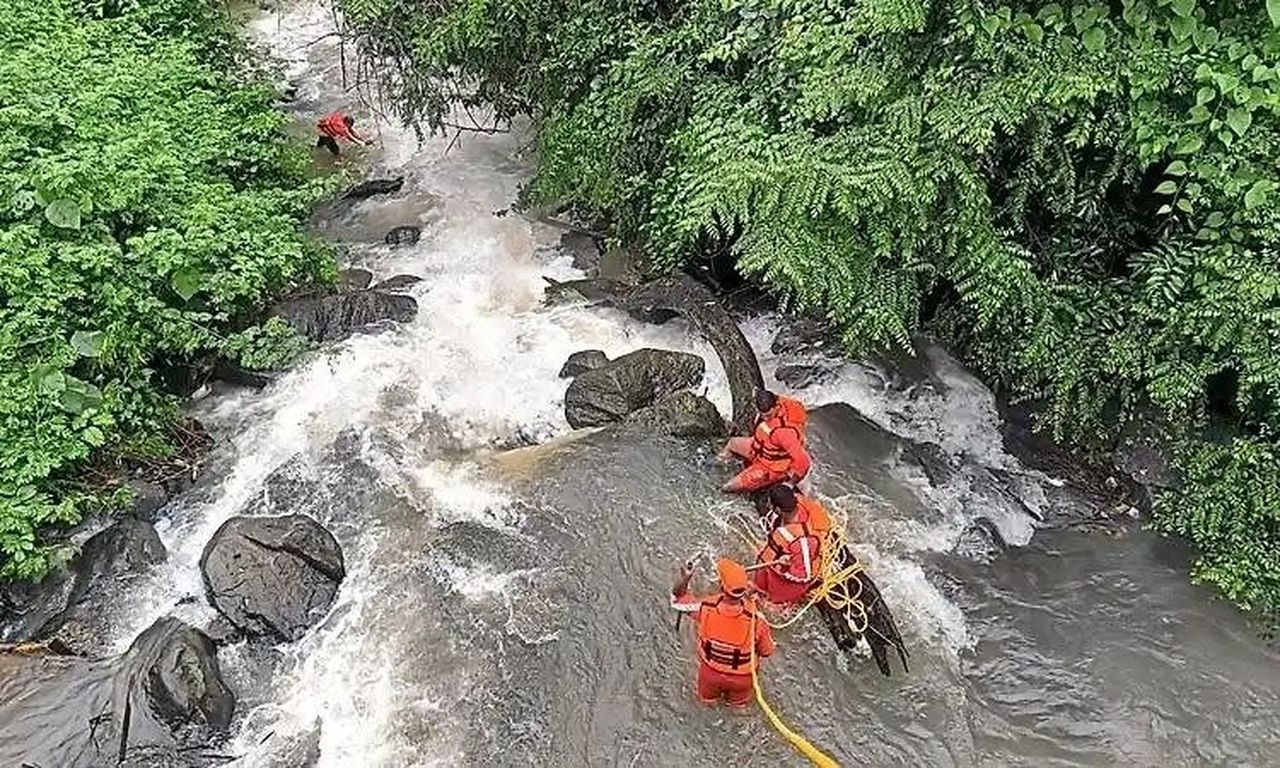 तेज बारिश के बीच निकला प्रवासी युवक लापता, नाले में बहने की आशंका