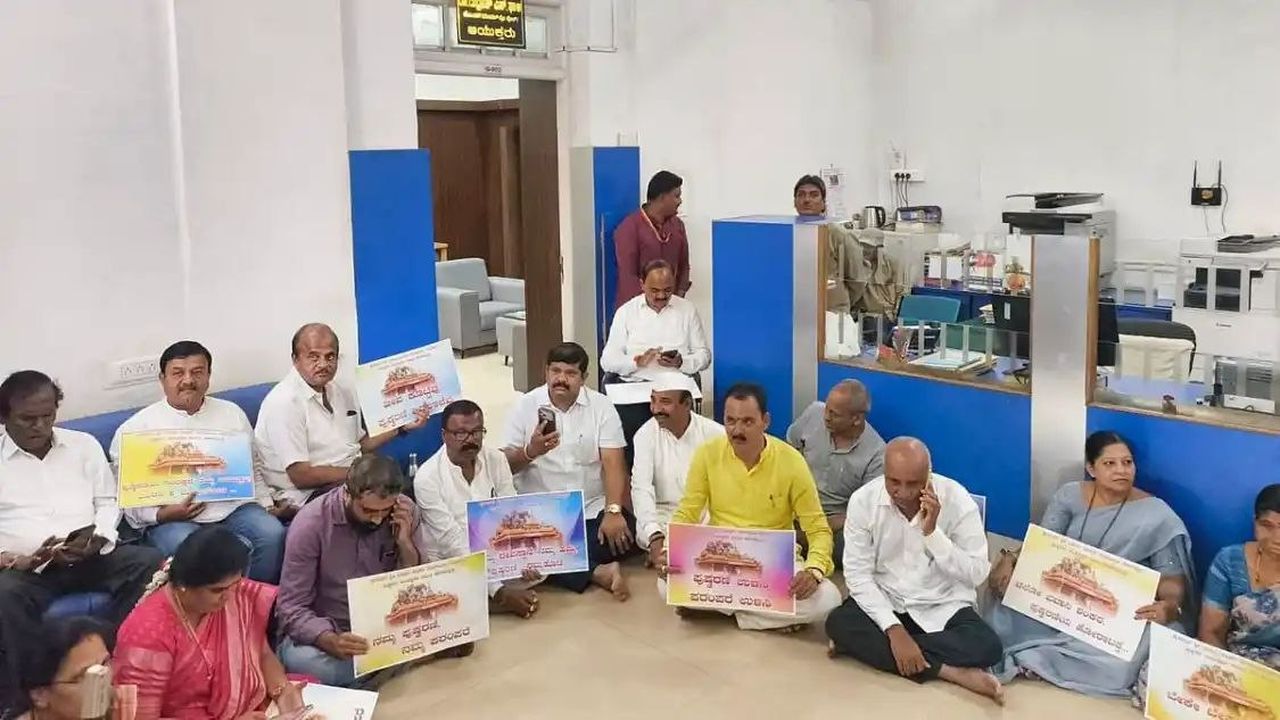 पुष्करणी बचाने की मांग, निगम आयुक्त कार्यालय का घेराव