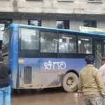 हैंडब्रेक लगाए बिना खड़ी चिगरी बस, दुकानों और वाहनों से टकराई