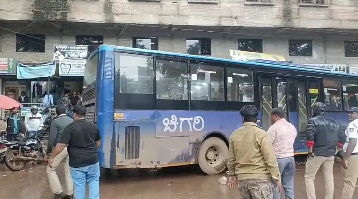 हैंडब्रेक लगाए बिना खड़ी चिगरी बस, दुकानों और वाहनों से टकराई