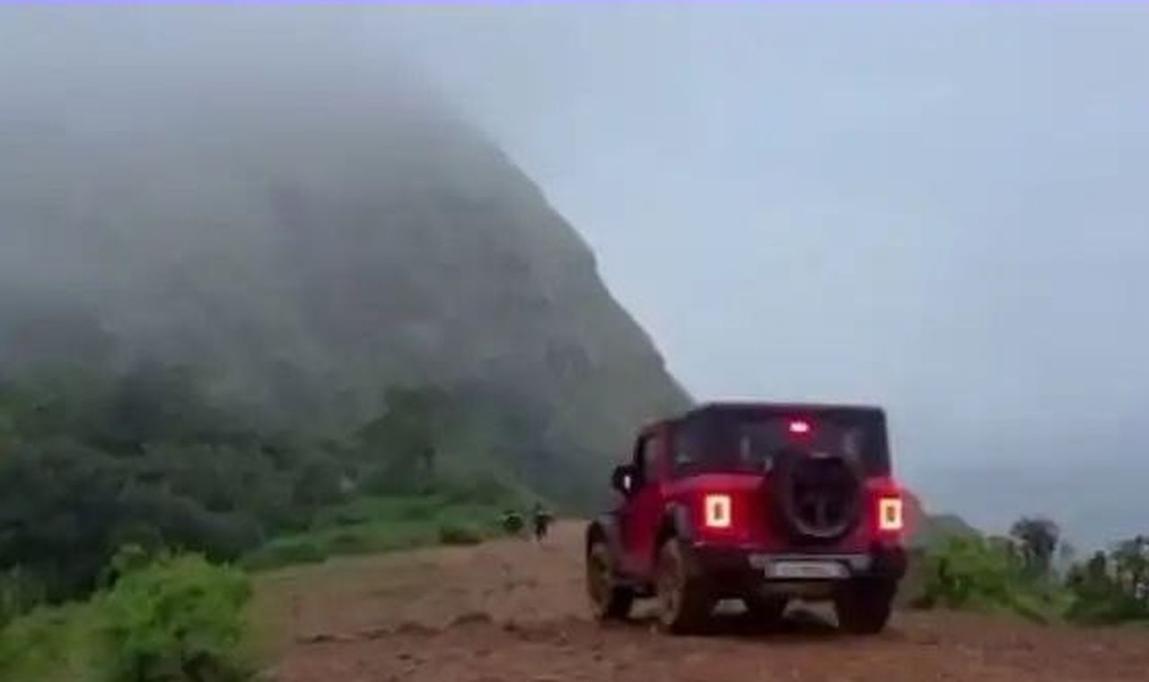 रील्स के लिए 3,000 फीट गहरी खाई के मुहाने पर दौड़ाई थार